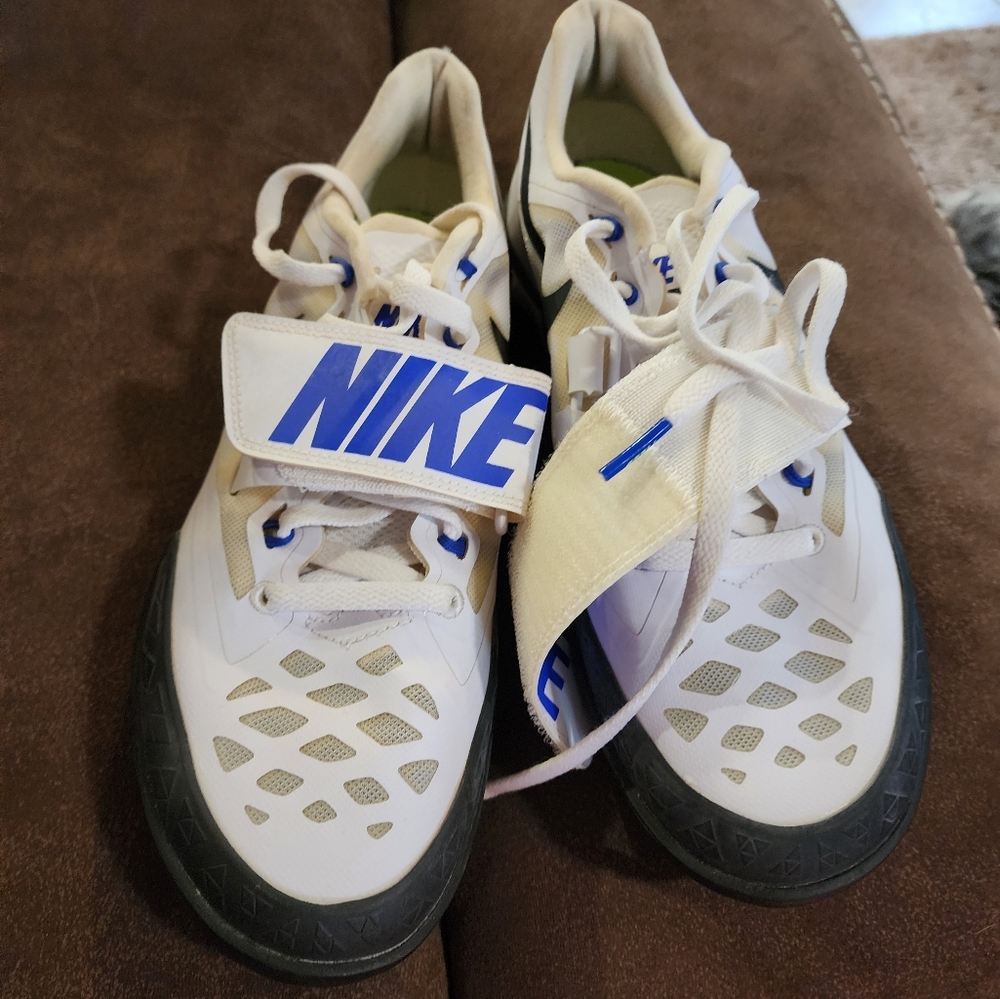 Nike women throwing shoes size 7